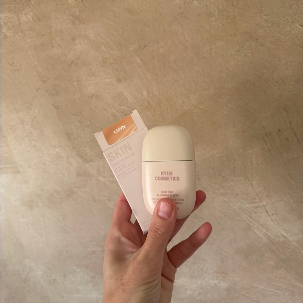 Kylie Cosmetics Skin Tint Blurring Elixir - 4.5WN